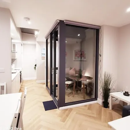 Vakantiehuis Lovely 2bed With Patio & Fast Reliable Wifi