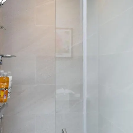 Vakantiehuis Lovely 2bed With Patio & Fast Reliable Wifi *