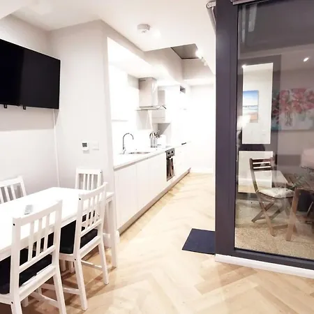 度假居 Lovely 2bed With Patio & Fast Reliable Wifi