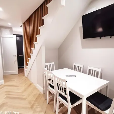 Vakantiehuis Lovely 2bed With Patio & Fast Reliable Wifi *