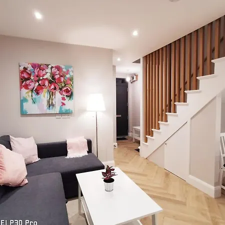 Vakantiehuis Lovely 2bed With Patio & Fast Reliable Wifi