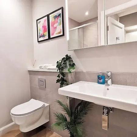 Vakantiehuis Lovely 2bed With Patio & Fast Reliable Wifi