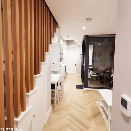 Vakantiehuis Lovely 2bed With Patio & Fast Reliable Wifi *