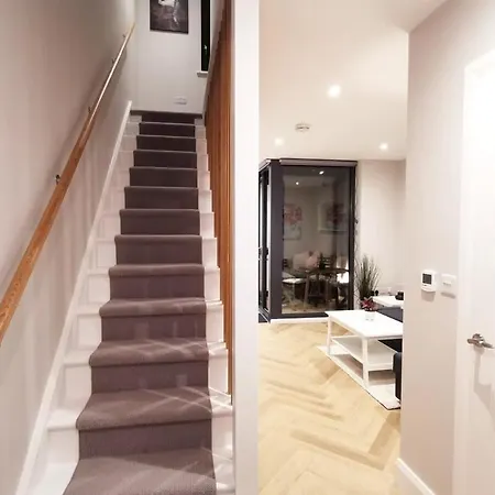 Vakantiehuis Lovely 2bed With Patio & Fast Reliable Wifi Dublin