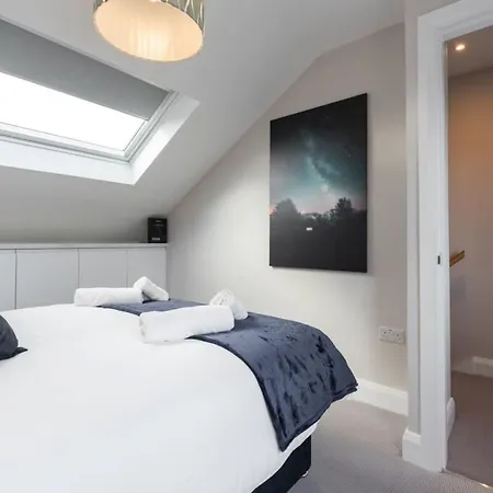 Vakantiehuis Lovely 2bed With Patio & Fast Reliable Wifi *