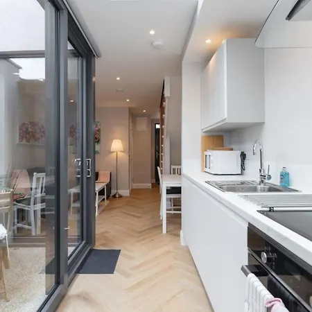 Vakantiehuis Lovely 2bed With Patio & Fast Reliable Wifi *