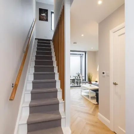 Vakantiehuis Lovely 2bed With Patio & Fast Reliable Wifi Dublin