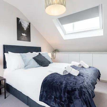 Vakantiehuis Lovely 2bed With Patio & Fast Reliable Wifi *