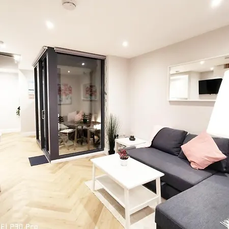 Vakantiehuis Lovely 2bed With Patio & Fast Reliable Wifi *